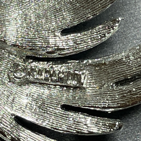 Sarah Coventry Pinwheel Large Silver Tone Metal Simulated Pearl Brooch 1960’s. - Picture 4 of 9